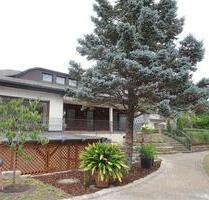 Ehemalige ARCHITEKTENVILLA mit viel CHARME und AMBIENTE in Roth! Freistehendes Einfamilienhaus im Bungalowstil!
