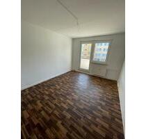 Herzlich willkommen in Ihren neuen 4 Wänden. 3-Raum-Wohnung mit Badewanne und Balkon erwartet Sie. - Gera
