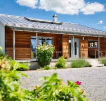 Bungalow in ökologischer Vollholz-Bauweise mit Nebengebäuden - Schwandorf