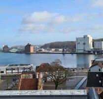 Helle 3-Zimmer-Wohnung mit Fördeblick, Balkon zum ruhigen Innenhof inkl. PKW-Stellplatz - Flensburg Altstadt
