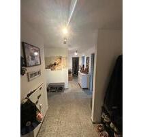 Exklusive 3-Raumwohnung, Erdgeschoss mit Terrasse und Garten, EBK und 2 Hochgaragenstellplätze - Puchheim