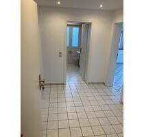 Neu renovierte 3 Zimmer Wohnung, Balkon, Badewanne - Gundelfingen