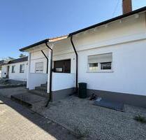 Stilvoll wohnen im Zweifamilienhaus - großzügige 4-ZKB im EG mit Kamin, Terrasse und Pergola - Neulußheim