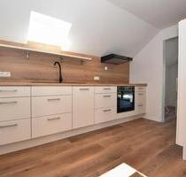 Licht, Luft und Land - Dachgeschosswohnung mit Balkon und Einbauküche in Bösel