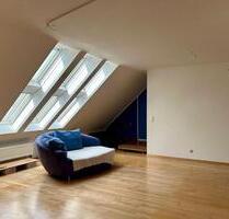 Lichtdurchflutete 4,5-Zimmer-Maisonettewohnung mit Dachbalkon - Hemhofen