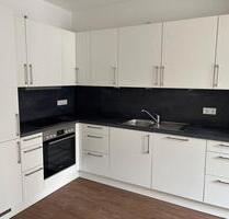 Heiligkreuzviertel: Dreizimmerwohnung mit EBK, Balkon und Stellplatz - Mainz Laubenheim