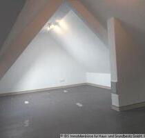 Ideal für Pendler, schicke kleine 2-Zimmer-Mietwohnung mit Einbauküche im Dachgeschoß - Gerabronn