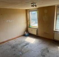 Ein Jahr halbe Kaltmiete: Wohnung zum Selbstrenovieren in zentraler Lage von Krefeld zu vermieten