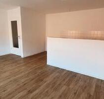 Wilsdruff: 2,5-Zi.-Wohnung mit offener Küche, Dusche & Tiefgarage