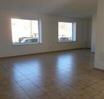 Ellefeld: hell und großzügig, fast ebenerdig, 2 Zi., Dusche und Badewanne