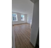 Sanierte 2-Raum-Wohnung mit Fußbodenheizung und Balkon - Hohenstein-Ernstthal