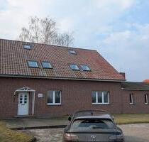 großes Grundstück, Bürogebäude, Hallen und Carports - Templin