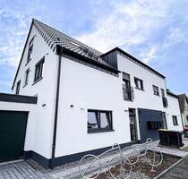Neuwertig. Energieeffizient. Hochwertig. Luxuriöse 3-Zimmer-Erdgeschosswohnung in Siegburg mit Terrasse & Wärmepumpe. Baujahr 2024