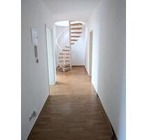 Schöne 3 Raum-Maisonette-Wohnung, mit großzügigen Räumen und Badezimmer mit Taglicht und Badewanne - Chemnitz Hilbersdorf