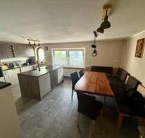 Wohnung im Stil eines Hauses, Einbauküche, Kachelofen, Terrasse - Essenbach