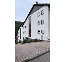 2,5-Zimmer-Wohnung mit 2 Balkonen, Stellplatz und EBK - Unterreichenbach
