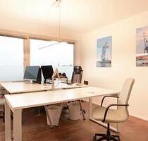 Schreibtischplätze in hellem Büro mit Blick über Hamburg - All-in-Miete