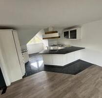 Moderne 2-Zimmer-Dachgeschosswohnung mit Wintergarten & Garten - Flieden