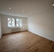 Neu renovierte, helle 2-Zimmer-Wohnung mit Dachterrasse in zentraler Lage (2. OG) - Kitzingen