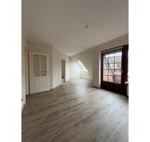 SCHÖNE DACHGESCHOSSWOHNUNG MITTEN IN HANSTEDT