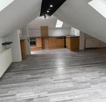 Dachgeschosswohnung *** mit Einbauküche *** Parkplatz *** Gartenanteil *** - Bad Hersfeld