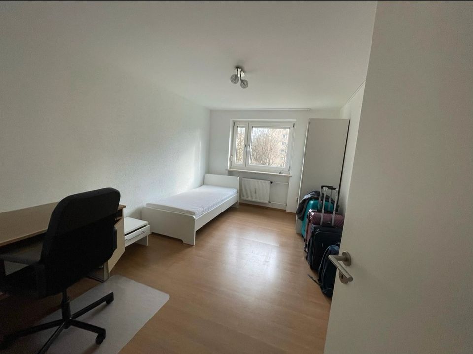 Long Term Room in WG - 850,00 EUR Kaltmiete, ca.  14,00 m² in München (PLZ: 80935) Feldmoching-Hasenbergl