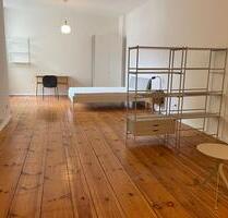 Einziehen und wohlfühlen! Repräsentatives, saniertes Altbauwohnhaus mit Innenhöfen und altbautypischen Treppenhäusern. Die Wohnungen werden zentral beheizt. Die Möblierung im minimalistischen... - Berlin Tempelhof-Schöneberg