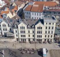 Zentral gelegene 3-Zimmer-Dachgeschosswohnung mit Küche, Büro und Tageslichtbad in Innenstadtlage - Coburg