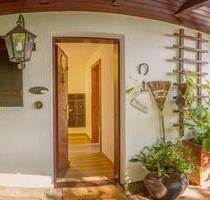 Ihr Rückzugsort im Grünen – gemütlicher Bungalow mit Kachelofen, Sauna, herrlichem Garten und Garage - Grafrath