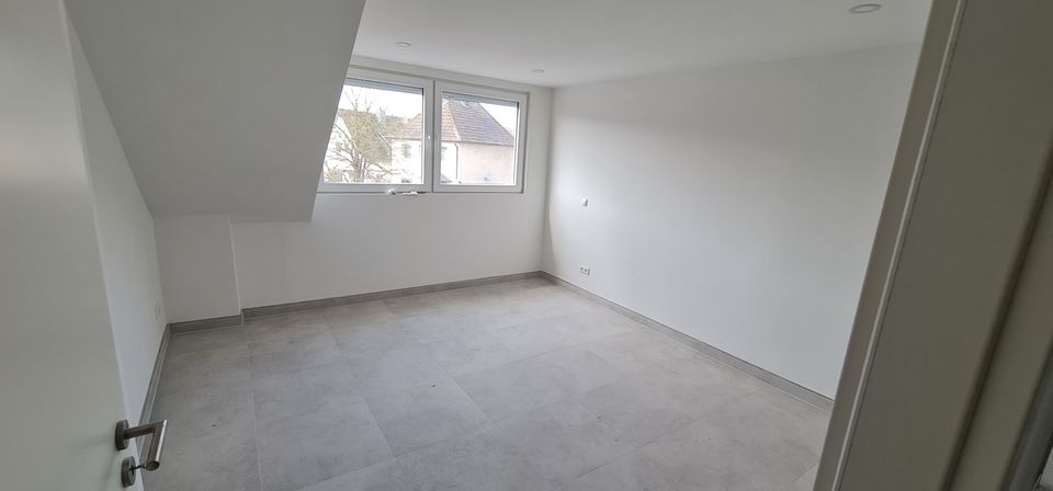 Dachgeschosswohnung - 1.750,00 EUR Kaltmiete, ca.  130,00 m² in Brühl (PLZ: 50321)