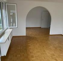 Gepflegte 3,5-Zi-Whg. mit Einbauküche, Balkon und Garage in ruhiger Lage - München Allach-Untermenzing