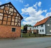 Wohnhaus mit landwirtschaftlichen Nebengebäuden - Frankenberg (Eder)
