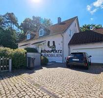 Ansprechende DHH mit EBK, Doppel-Garage und großem Garten in Laaber. Frei.