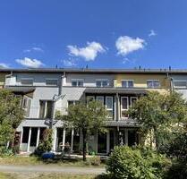 Entdecken Sie Ihr neues Zuhause in Dresden Pieschen Süd! Dieses charmante und lichtdurchflutete Reihenhaus bietet Ihnen auf drei Etagen eine perfekte Kombination aus Stil und Komfort. Mit einer...