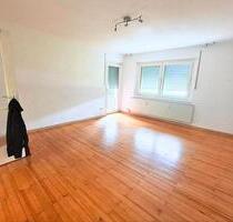 Altbaucharme mit Top-Lage 3-Zimmer-Wohnung, Balkon, Stellplatz - Erlangen Am Anger