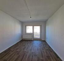 Plus 300 € Wunschgutschein* - Frisch renovierte 3-Zimmer-Wohnung mit Balkon und Tageslichtbad! - Torgau