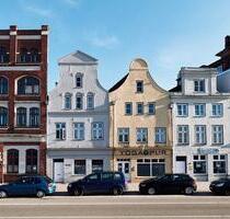 Etwas ganz besonderes: über zwei Etagen, sanierte 2-Zimmer-Erdgeschoss-Wohnung mit Terrasse, sofort anmietbar! - Lübeck Sankt Jürgen