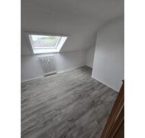 **Kurzfristig Vermietbar** Helles Dachgeschossapartment in Duisburg - Ideal für Singles oder Paare