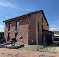 Modernes Zweifamilienhaus mit Garten &Doppelgarage in bester Lage - Baunatal