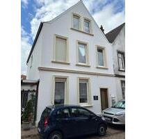 Erdgeschosswohnung mit Terrasse, 2 Zimmer, 2 Badezimmer, Küche mit Einbauküche zum selber renovieren - Emden Tholenswehr