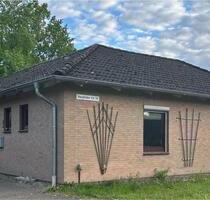 Bungalow mit großen Garten - 1.400,00 EUR Kaltmiete, ca.  120,00 m² in Bad Zwischenahn (PLZ: 26160)