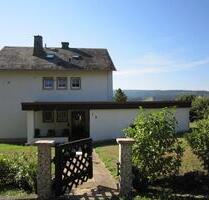 Zweifamilienhaus mit großem Garten, 3 Garagen und viel Potenzial - Naila