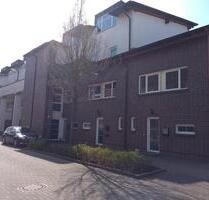 5 Zimmer, Küche, Dusch- & Wannenbad, Gäste-WC, HWR, Dachterrasse, Terrasse, Garten- und Kellerteil - Neumünster