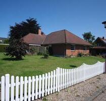 Walmdachbungalow mit Keller, Sauna und Außenpool - Gelting