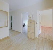 Helle, modernisierte 3-Zi.-Wohnung direkt am Kurpark - EBK, Tageslichtbad, TG-Stellplatz & Balkon - Bad Rappenau