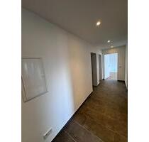 Frisch Renovierte 3-Zimmer Wohnung mit Balkon in Roth, 1. OG