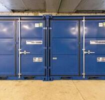 Verschließbare Lagerboxen in einer Halle bei HST. Selfstorage - Stralsund