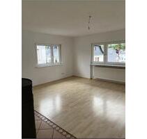 Renovierte Wohnung mit drei Zimmern, Kamin, Balkon und EBK - Taunusstein