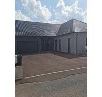 Neuwertiger Walmdachbungalow - 495.000,00 EUR Kaufpreis, in Mandelbachtal (PLZ: 66399)
