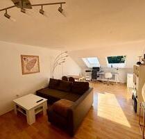 Helle Dachgeschosswohnung, Außenstellplatz,15min zum Max-Eyth-See - Böblingen